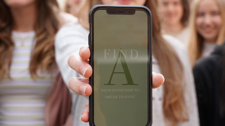Schülerinnen des Windthorst-Gymnasiums Meppen haben eine App entwickelt: Mit „FindA“ sollen Schülerinnen und Schüler leichter einen Praktikums- oder Ausbildungsplatz finden können. 