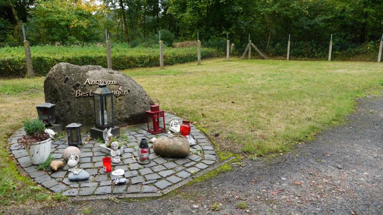Auf dem Friedhof Darme in Lingen ist eine Rasenfläche links des Eingangs für anonyme Grabstellen ausgewiesen. Die Namen der dort Bestatteten sind nicht ausgewiesen. 