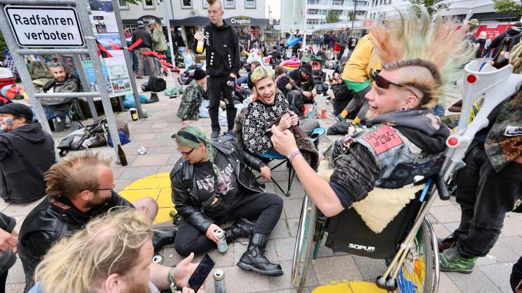 Anfang Juni entern Punks die Innenstadt von Westerland.