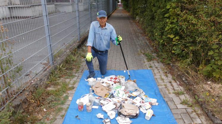 Dieser Müllberg kam am Dienstag am Fußweg Klöcknerstraße zusammen. Erst vor drei Wochen hatte Friedel Boberg den Weg gründlich gesäubert.