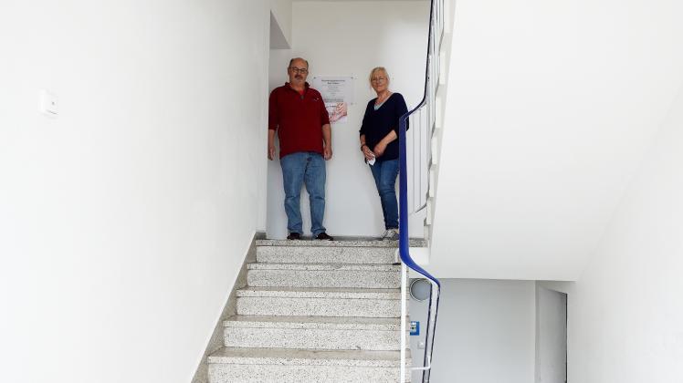 Für Praxisbetreiber Ingo Villmow und Betreuerin Silvia Guber sind die sechs Stufen ins Hochparterre kein Problem. Anders für alle Bewohner, die auf den Fahrstuhl angewiesen sind.  