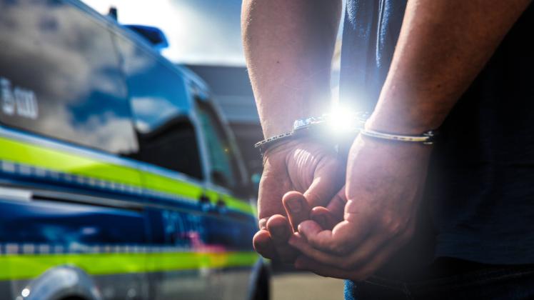 Bamberg, Deutschland 08. März 2022: Symbolbilder - Themenbild - Polizei Festnahme Eine Person wird durch die Polizei fes