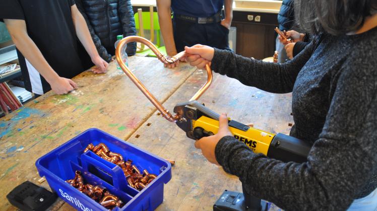 Am Ende des Handwerkertages können die Schüler der Julianka-Schule nicht nur neue Erfahrungen, sondern auch selbstgebaute Kupferrohr-Herzen mit nach Hause nehmen.  