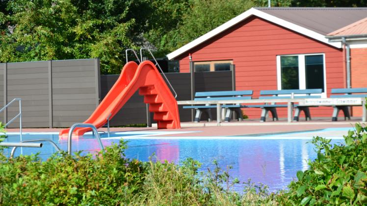 Schwimmbad in Klixbüll nach Saisonende 2022.