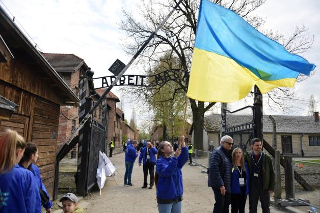 Nicht nur wie hier beim „March of the Living“ in Auschwitz wurde eine Brücke vom Grauen des Zweiten Weltkriegs zum aktuellen Krieg in der Ukraine geschlagen: Auch die KZ-Überlebende Marek Dunin-Wasowicz warnte bei ihrer Aussage, dass sich Geschichte nicht wiederholen dürfe.