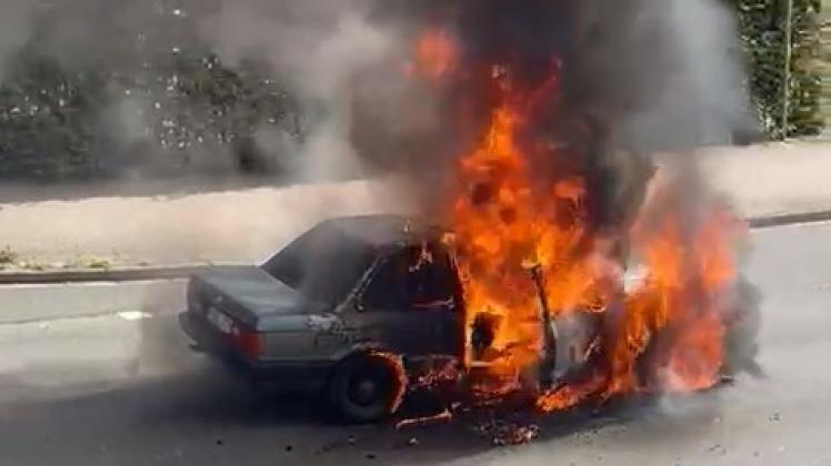 Auto brennt auf Tangstedter Chaussee Rellingen