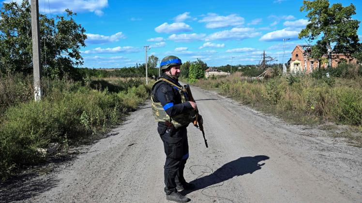 A Ukrainian soldier patrol in Hrakove village in September 9, 2022, amid Russian invasion of Ukraine. (Photo by Juan BARRETO / AFP)