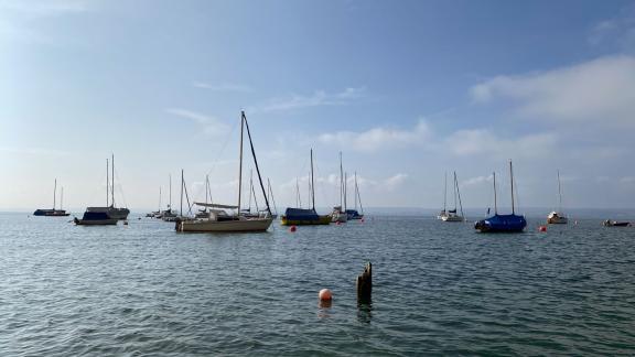 <p>ARCHIV - Alle Segel eingerollt: Am Morgen ist noch wenig Betrieb auf dem Bodensee. Foto: Verena Wolff/dpa-tmn/Archivbild</p> Bodensee