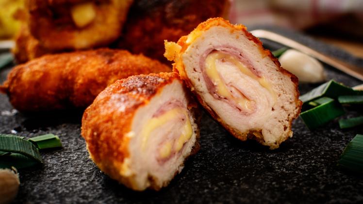French traditional cuisine chicken cordon bleu with cheese and ham (stockfoto)