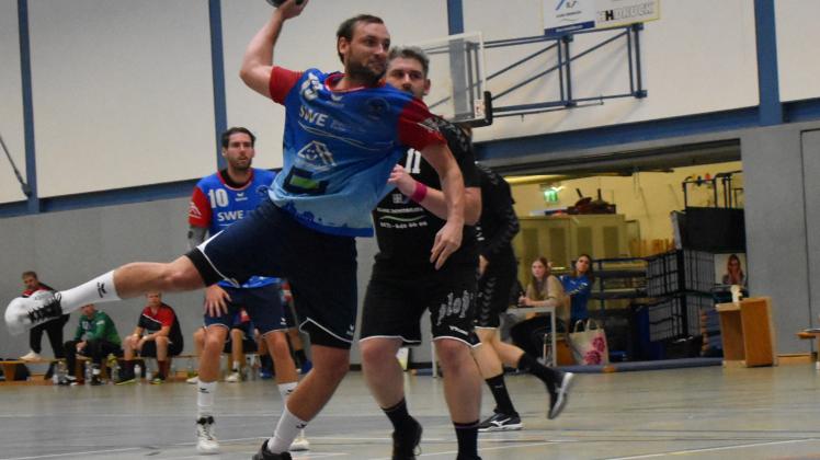 Hannes Grunwald ging beim Auftaktspiel der Saison in der Handball-Landesliga in Schwarzenbek bei der HSG Holsteinische Schweiz voran. Hier steuert er ein Tor zum klaren Auswärtssieg bei.
