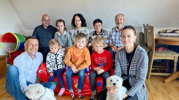 In Mariupol lebten Familie Holovchenko in drei getrennten Haushalten. In Jeggen im Haus des Ehepaars Kuhn teilen sich zurzeit noch sechs Erwachsene, vier Kinder und drei kleine Hunde eine Wohnung. 