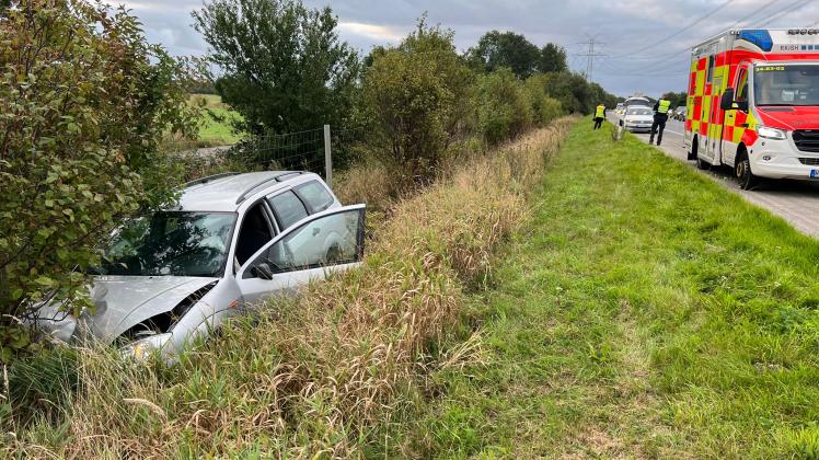 Unfall auf A23 bei Elmshorn: Der Ford Focus des Mannes ist ein Totalschaden. Das Auto musste abgeschleppt werden.