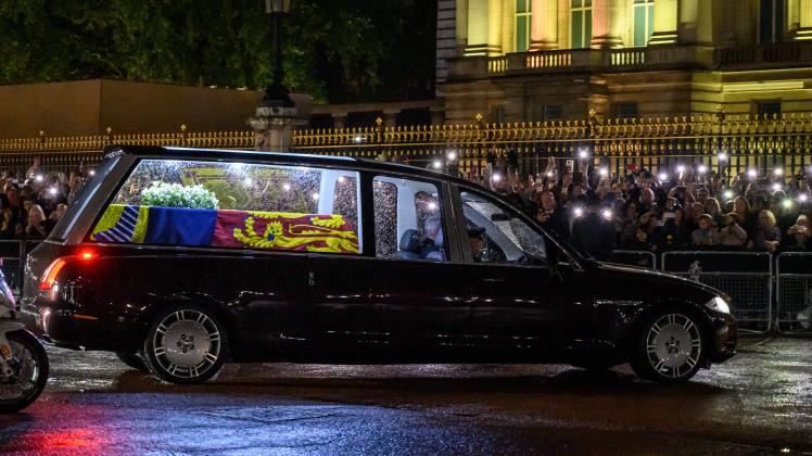 The coffin of Queen Elizabeth II arrives at Buckingham Palace in London on September 13, 2022 PUBLICATIONxINxGERxSUIxAUT