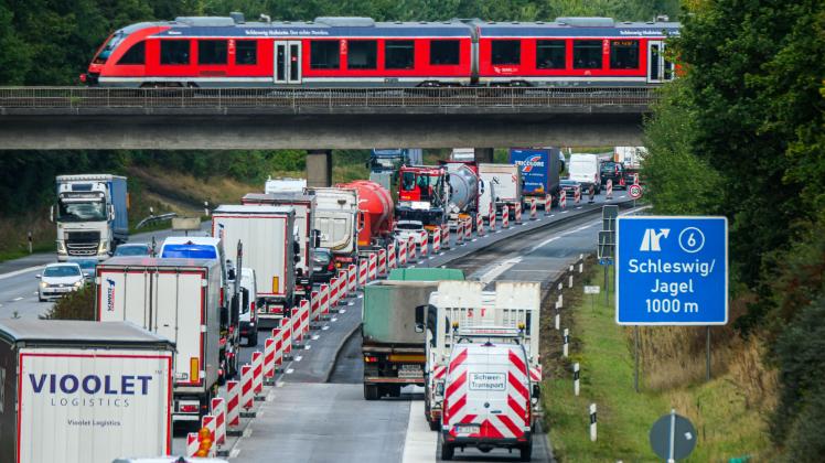 author Noch quält sich der Verkehr zäh fließend an den Baumaschinen vorbei. Ab Samstag soll die A7 bei Jagel aber wieder frei befahrbar sein.