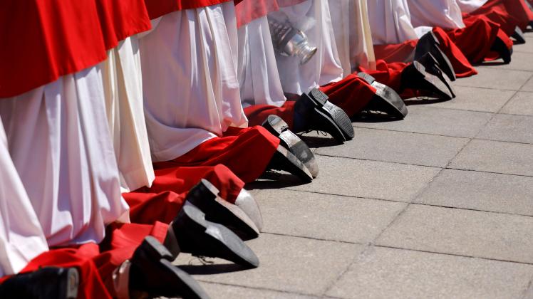 Messdiener knien betend vor Erzbischof Rainer Maria Kardinal Woelki beim Pontifikalamt zu Fronleichnam 2022 auf dem Ron