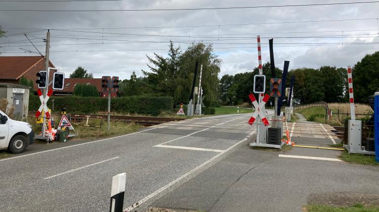Wird als nächstes nicht passierbar sein: Der Bahnübergang in der Straße Am Altendeich zwischen Blomesche Wildnis und Borsfleth. 