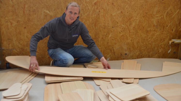 Bootsbauer Jan Brügge verwendet nur heimische Holzarten für seine hochmodernen Boote, wie dieses Sperrholz aus Lärche.