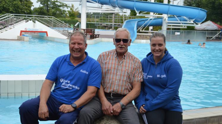 Drei Schwimmbad-Generationen freuen sich über eine gute Saison: Rüdiger Kallies (links), Alfred Willms und Fabienne-Sophie Magaß.