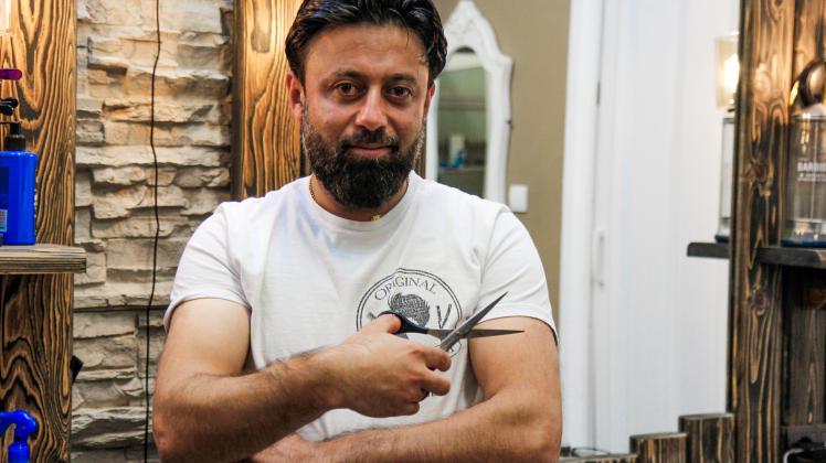 Der Syrer Ahmad Ebram arbeitet mittlerweile erfolgreich als Friseur und hat sich mit einem eigenen Salon selbstständig gemacht. 