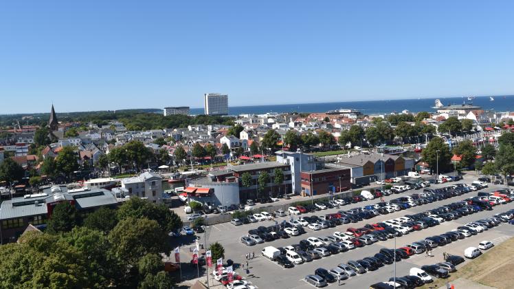 Der Ortsbeirat von Warnemünde würde gern sein Bürgerzentrum in die Mittelmole integrieren. Jedenfalls ist das eine von etwa drei Optionen. Noch ist die Fläche aber nur ein Parkplatz. 