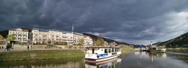 Vom Elbkai in Bad Schandau startet ein Wanderschiff, das Urlauber zum tschechischen Ort Hřensko und zurück bringt.