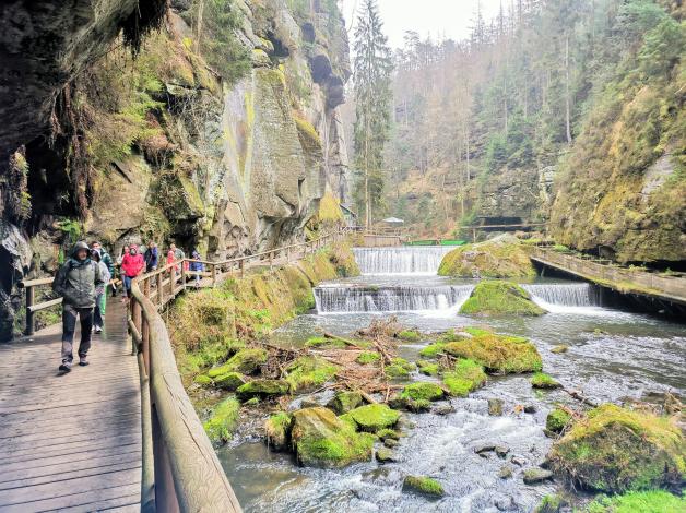 Durch die für Boote nicht befahrbaren Abschnitte der Edmundsklamm führen Wanderwege. Durch die für Boote nicht befahrbaren Abschnitte der Edmundsklamm führen Wanderwege.