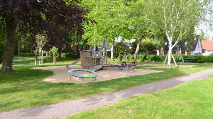 Auf dem Spielplatz des Stadtparks in Garding haben bislang nicht ermittelte Täter Glasscherben verteilt.