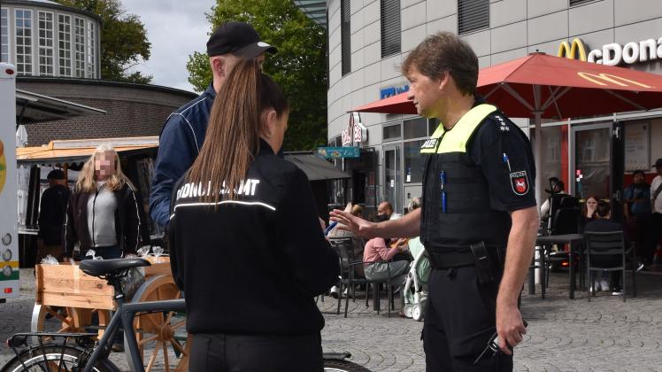 Streifendienstleiter Michael Rautenberg kontrollierte am Mittwoch zahlreiche Fahrradfahrer zusammen mit einem Team der Polizei und dem Kommunalen Ordnungsdienst.