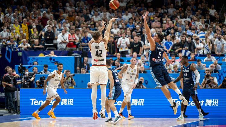 Basketball Berlin 13.09.2022 Eurobasket 2022 Viertelfinale Deutschland (GER) - Griechenland (GRE) Andreas Obst (Deutschl