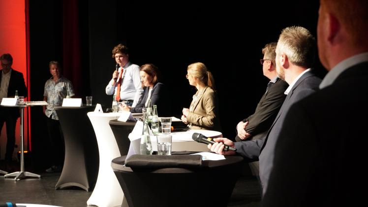 Sechs der sieben Kandidaten, die im Wahlkreis 81 (Meppen) für die Landtagswahl antreten, diskutierten am Mittwochabend im Theater Meppen über die Energiekrise, den Ausbau der E233 und den Umgang mit dem Wolf im Emsland.  