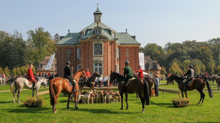 Besondere Atmosphäre mit barocker Kulisse: Zur Mittagszeit versammeln sich Rosse, Reiter und Hundemeute auf dem Schlossplatz.