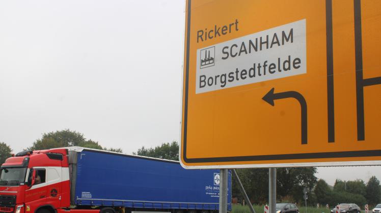 Hier geht‘s ins Gewerbegebiet „SCANHAM“ Borgstedtfelde: Das Schild an der B203 zeigt den neuen Namen. 