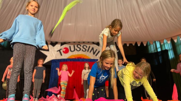 Die Grundschüler werden auch zu kleinen Artisten ausgebildet.  Zirkus Toussini Liliencronschule Grundschule Lägerdorf Zirkusprojekt