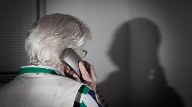 Eine alte Dame am Telefon