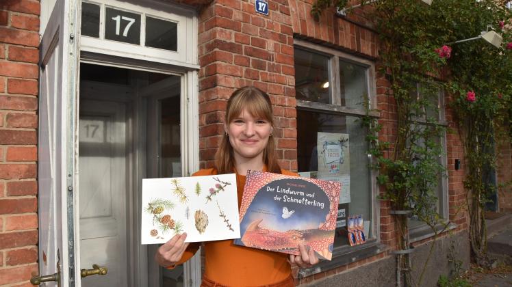 Laura Fuchs zeigt ihre aktuelle Arbeit und die neueste Buch-Veröffentlichung vor ihrem neuen Atelier in der Stolbergstraße.