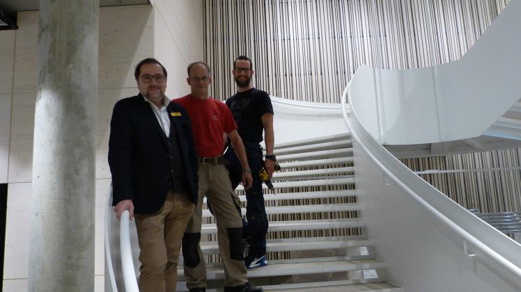 Kurz vor der Teileröffnung liegt noch viel Arbeit vor Storeleiter Stefan Rabe (von links) sowie Thorsten Huck und Markus Höppner von der Firma Kunze Innenausbau.