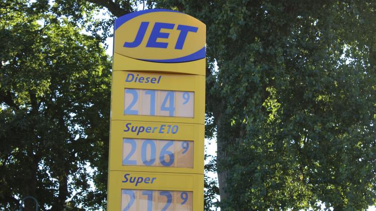 Der Blick auf die Preisanzeigen an den Tankstellen weist es aus. Insbesondere morgens liegen die Spritpreise wieder auf einem Niveau von über zwei Euro pro Liter. 