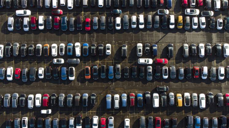 Autos stehen auf einem grossen Parkplatz bei Ketzin, 18.02.2020. Ketzin Deutschland *** Cars are parked on a large car p