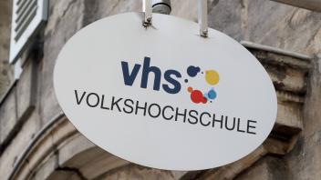 vhs - VOLKSHOCHSCHULE - Berlin, Deutschland, DEU, GER, 09.09.2021 - Erlangen: Schild an einer historischen Hausfassade m