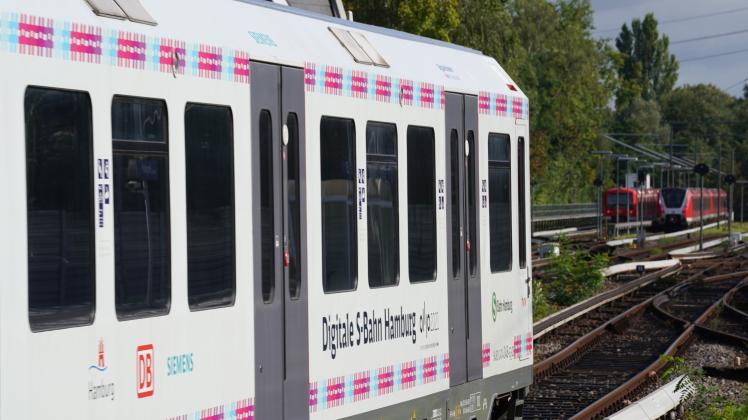 Digital gesteuerte S-Bahn fährt auf Linie S2