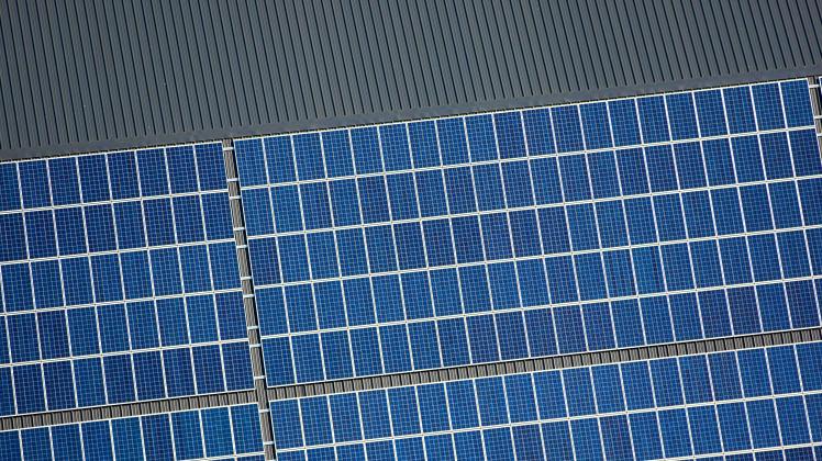 Solaranlage auf einem Dach, Luftbild, Belgien, Flandern solar panel roof, aerial view, Belgium, Flanders BLWS670403 ***