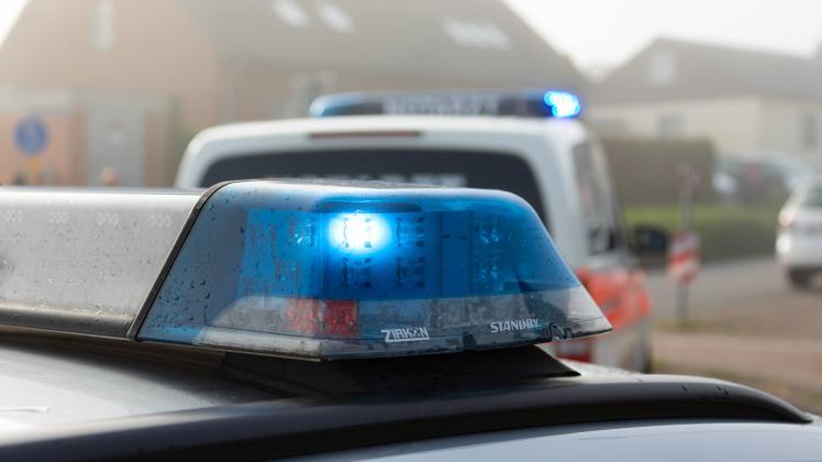Melle, Deutschland 02. Juni 2022: Ein Einsatzfahrzeug, Streifenwagen, der Polizei steht mit Blaulicht an einem Unfallort