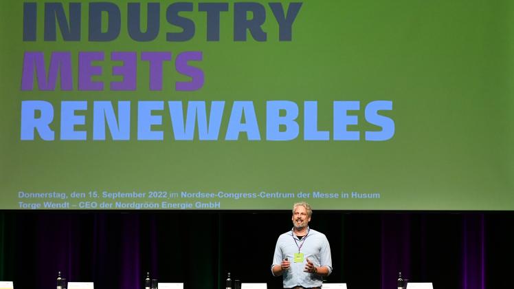 Industry meets Renewables: Torge Wendt von Nordgröön macht den Auftakt.
