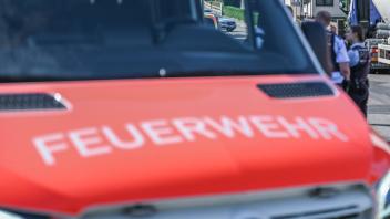 Tödlicher Unfall in Straßdorf, 07.09.2022, Baden-Württemberg, Schwäbisch Gmünd: Polizeiwagen sperren die Donzdorfer Str