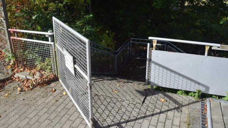 Der öffentliche Treppenabgang zum Sportplatz am Sportbistro ist für Menschen mit Handicap nicht nutzbar. Die Lösung wäre ein Lifter