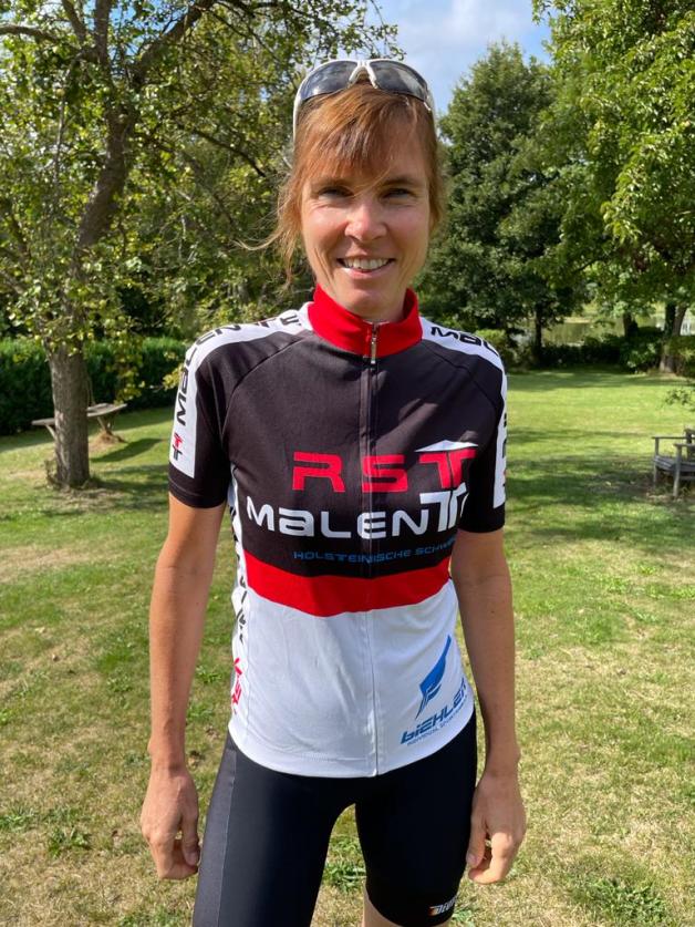 Dörte Malten-Stecker fährt ihre Rennen sonst im Trikot des Radsport-Teams Malente. Dörte Malten-Stecker fährt ihre Rennen sonst im Trikot des Radsport-Teams Malente.