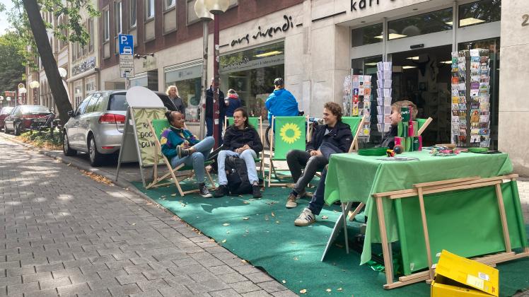 Die Grüne Jugend Osnabrück beim „Parking Day“ vor der Dombuchhandlung in der Hasestraße in Osnabrück.