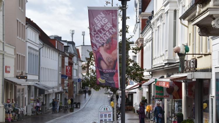 Die Innenstadt Eutins ist mit Festspiel-Besuchern deutlich voller als aktuell. Nur die Banner erinnern noch an die aktuelle Spielzeit.
