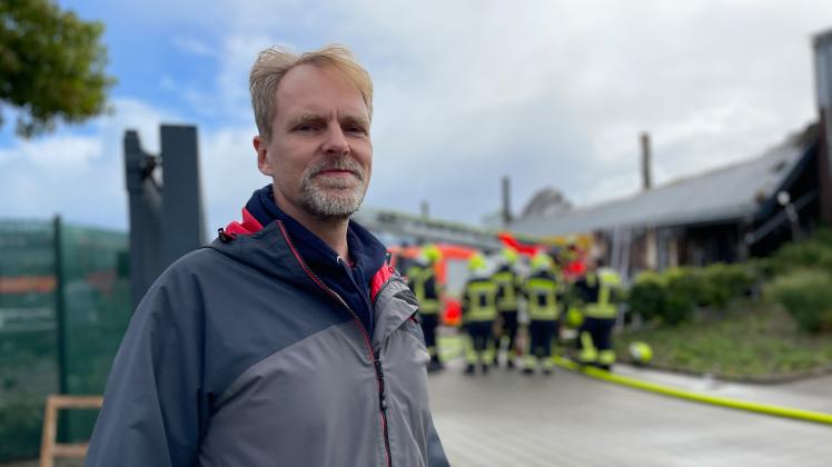 Ist froh, dass durch den Brand niemand verletzt wurde: Geschäftsführer Lars Heese vor der zerstörten Lagerhalle auf dem Gelände der Schenefelder Baumschule Horstmann.