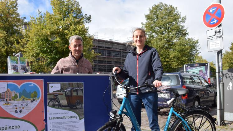 Verkehrsplaner Michael Köwer und Praktikantin Josefine Krug stellten die Förderrichtlinie für Lastenräder beim „Parking Day“ vor.